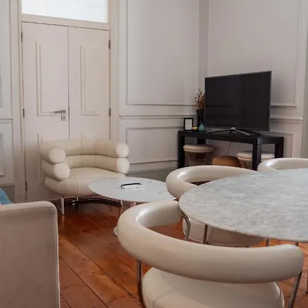 Beautiful And Stylish 5br In The Heart Of Chiado Apartmán